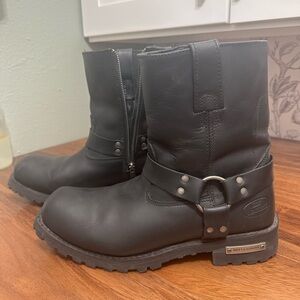 Black leather ridding boots